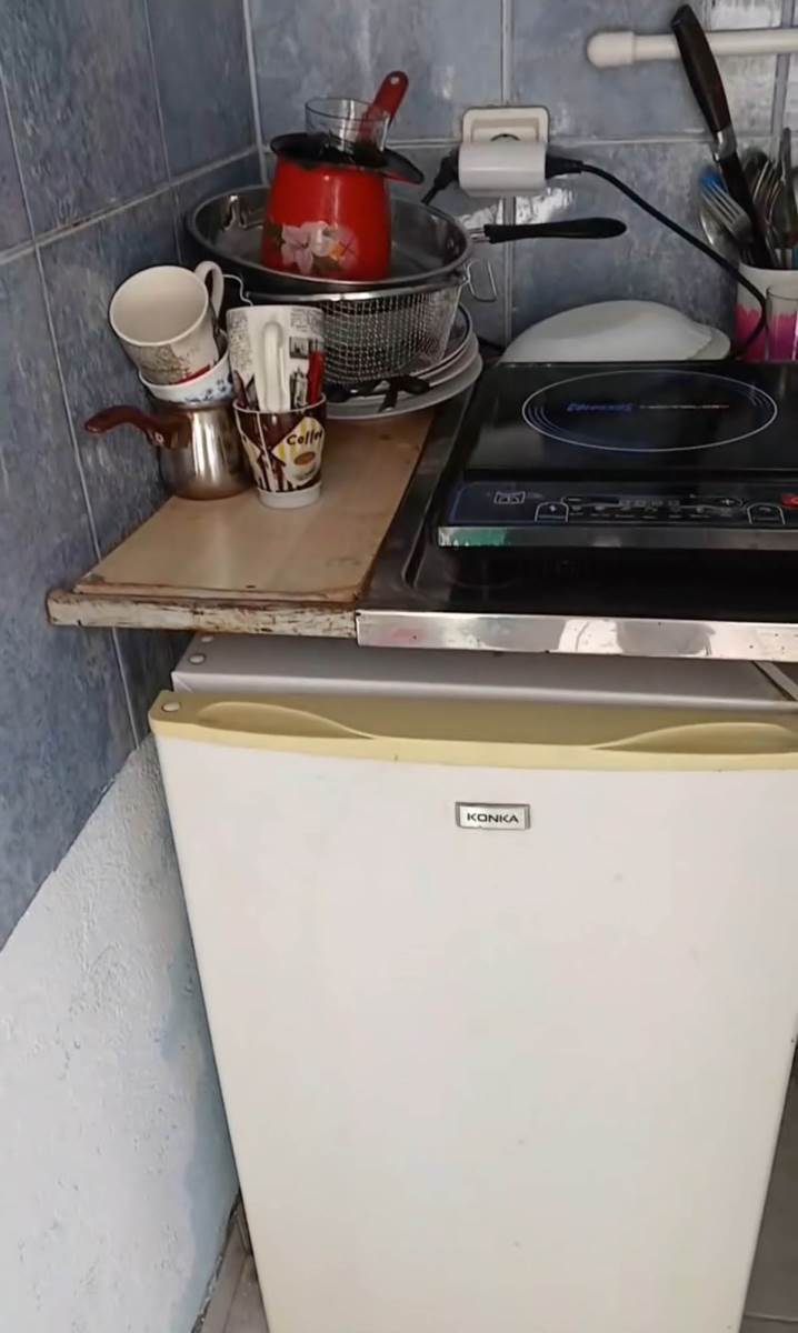 Prljavi sudovi u kuhinji u smeštaju u Crnoj Gori