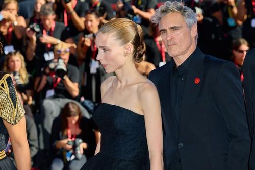 Hoakin Finiks pozira sa suprugom Runi Marom