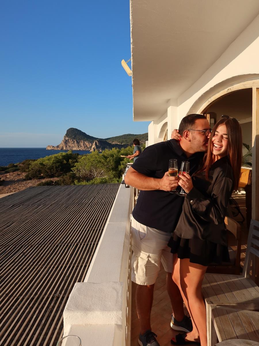 Una Čolić sa dečkom na letovanju