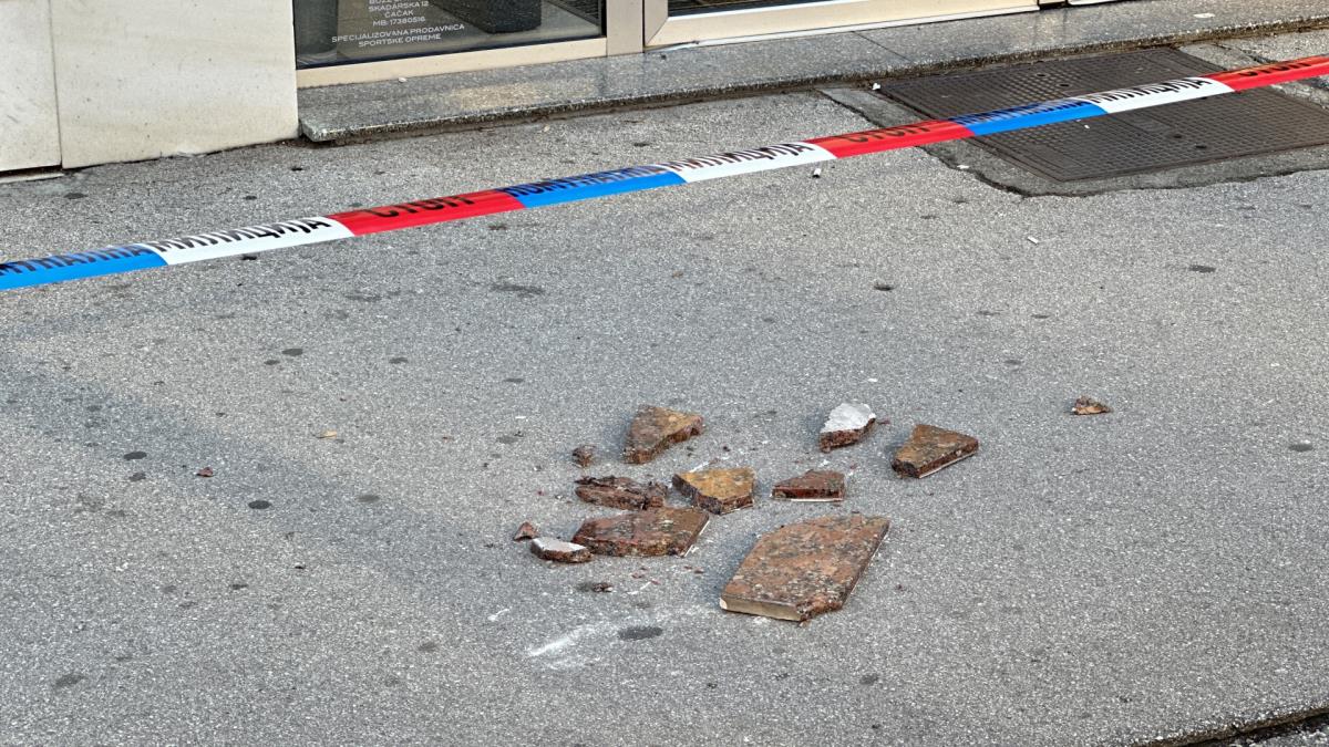 Komadi mermerne ploče koja je pala sa zgrade u Čačku