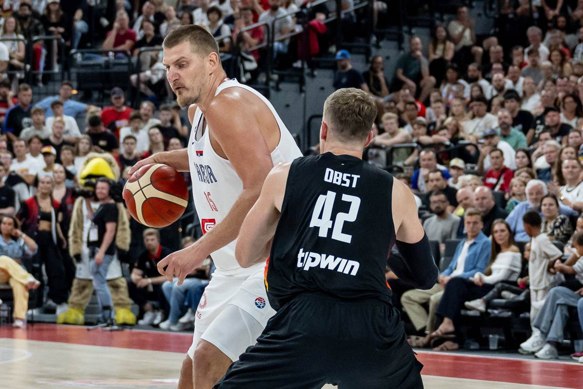 Andreas Obst u duelu sa Nikolom Jokićem