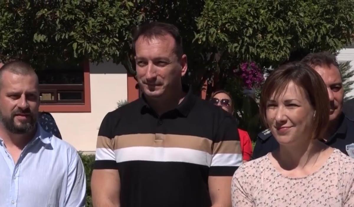 Predsednica opštine TS na berbi hilandarskog grožđa.jpg