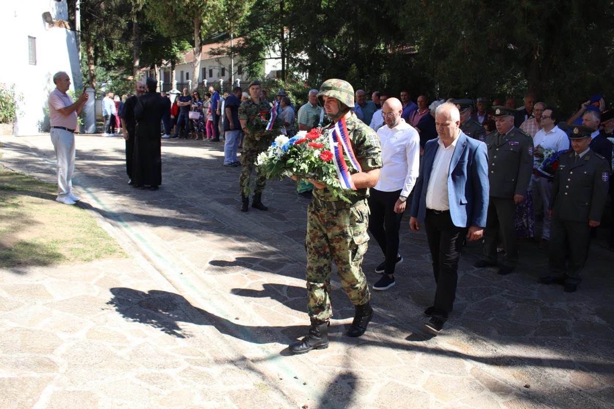 Polaganje venaca na spomen obeležje Rajevskog.jpg