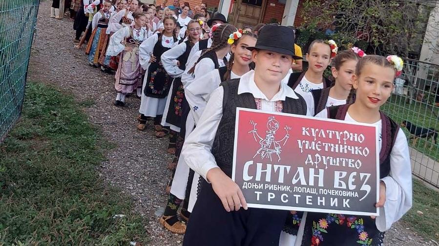 Defile KUD iz Trstenika u Stopanji.jpg