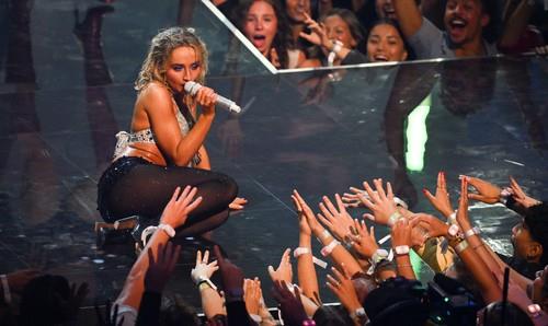 Sabrina Karpenter nastupa na MTV VMA 2025