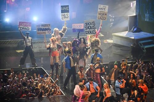 Sabrina Karpenter i drag umetnice na sceni tokom izvođenja pesme Tears