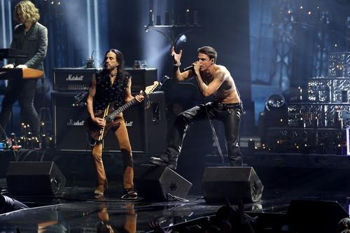 Jangblud pokazao goli torzo i tetovaže, uključujući veliku tetovažu lobanje i ukrštenih kostiju koja se proteže paralelno sa njegovim desnim kukom na dodeli MTV nagrada.