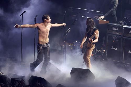 Jangblud pokazao goli torzo i tetovaže, uključujući veliku tetovažu lobanje i ukrštenih kostiju koja se proteže paralelno sa njegovim desnim kukom na dodeli MTV nagrada.