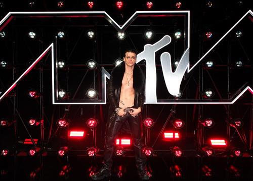 Jangblud pokazao goli torzo i tetovaže, uključujući veliku tetovažu lobanje i ukrštenih kostiju koja se proteže paralelno sa njegovim desnim kukom na dodeli MTV nagrada.