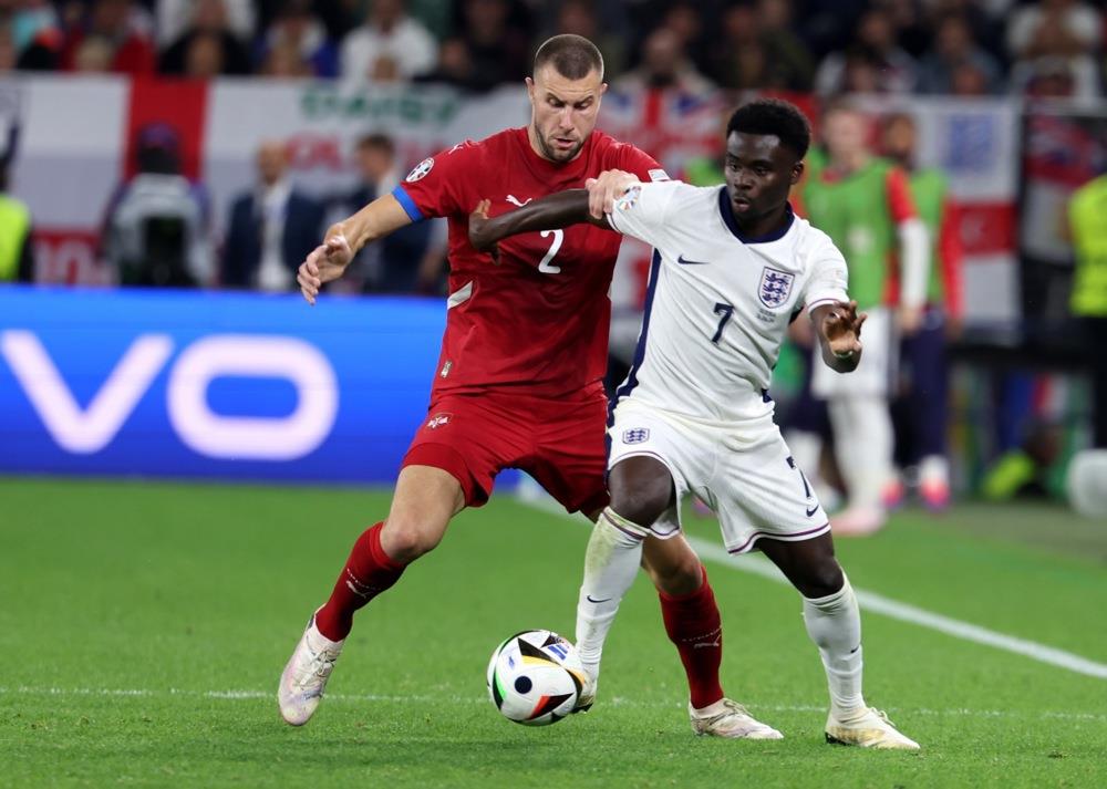 Strahinja Pavlović u duelu sa Bukajom Sakom