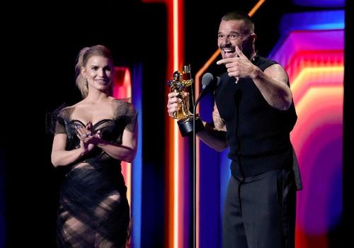 Džesika Simpson uručuje nagradu Rikiju Martinu