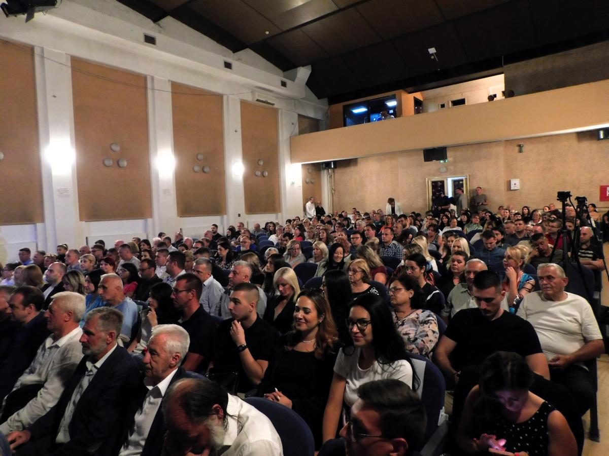 LOZNICA - Puna sala.JPG