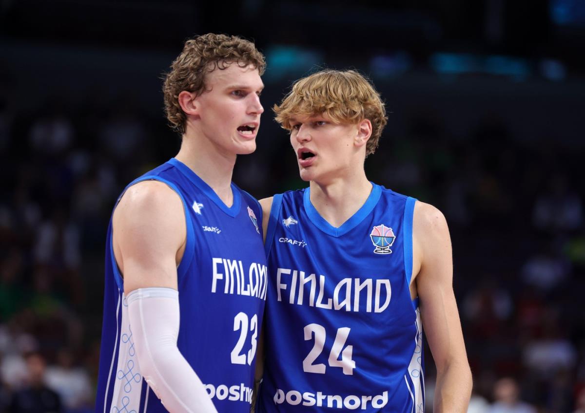 Lauri Markanen i Mika Murinen na utakmici protiv Srbije