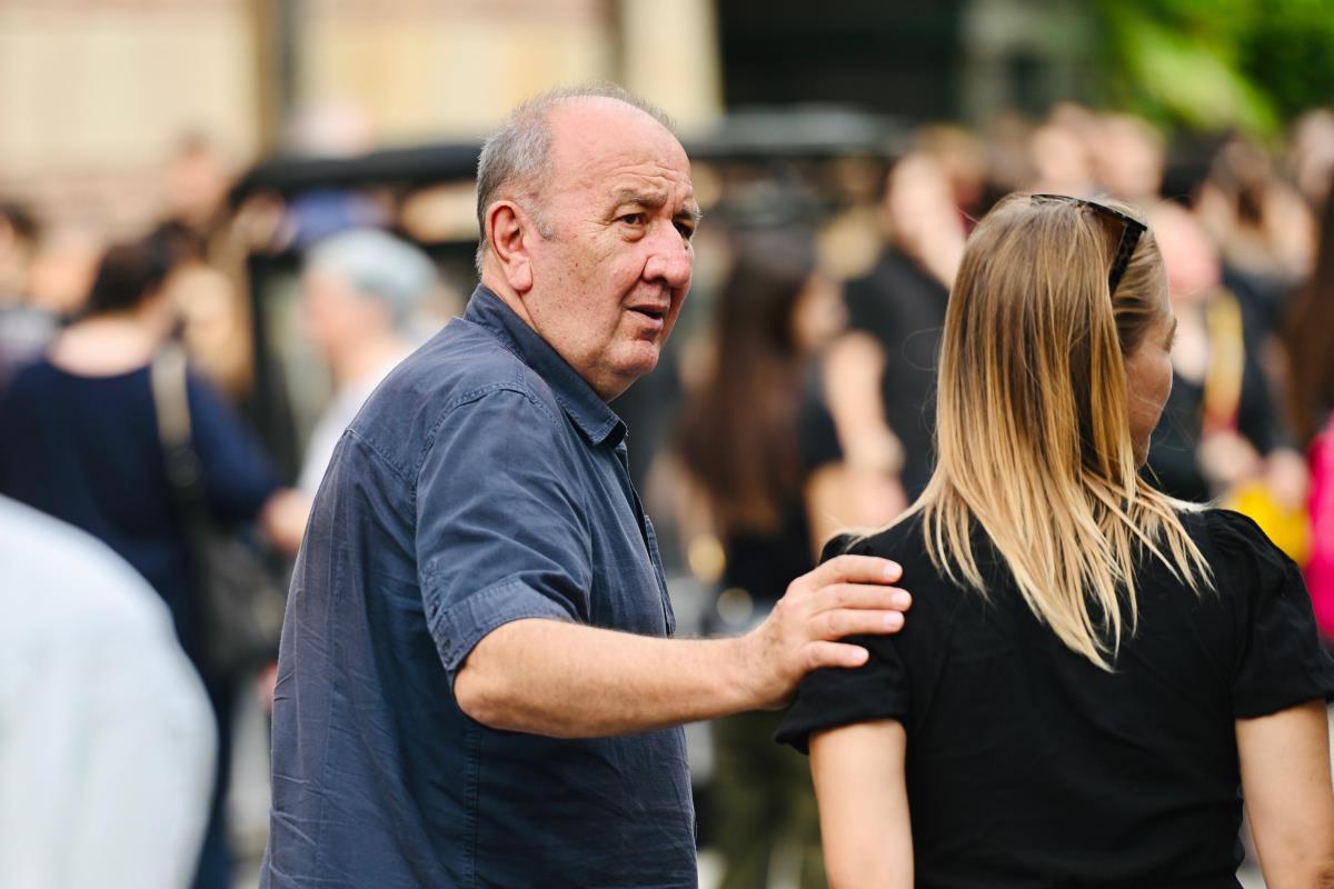 Glumac Dušan Radović na ispraćaju za kremaciju Mihaila Vukobratovića