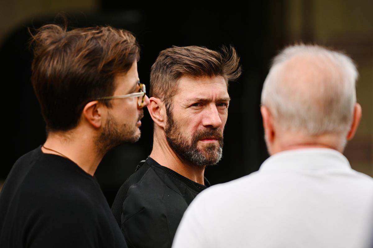 Miloš Gromilić na ispraćaju za kremaciju Mihaila Vukobratovića