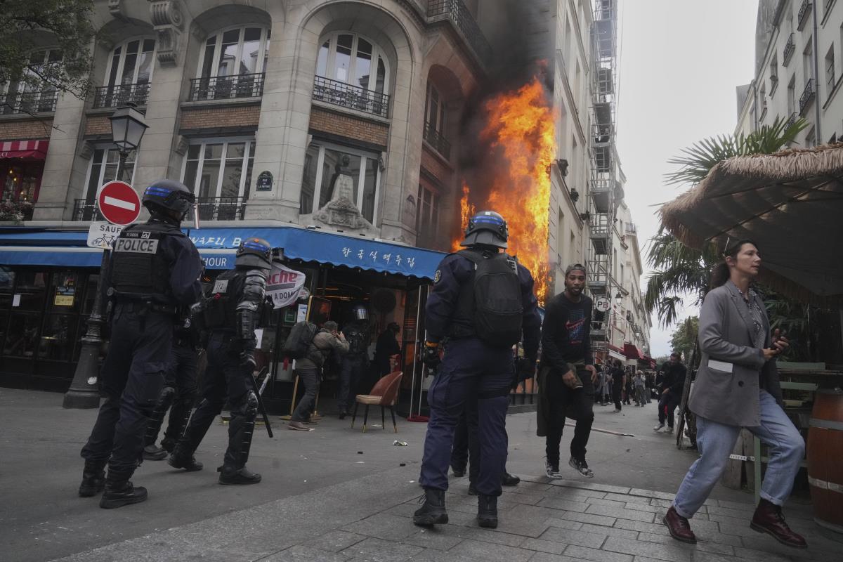 paris03 AP Thibault Camus.jpg