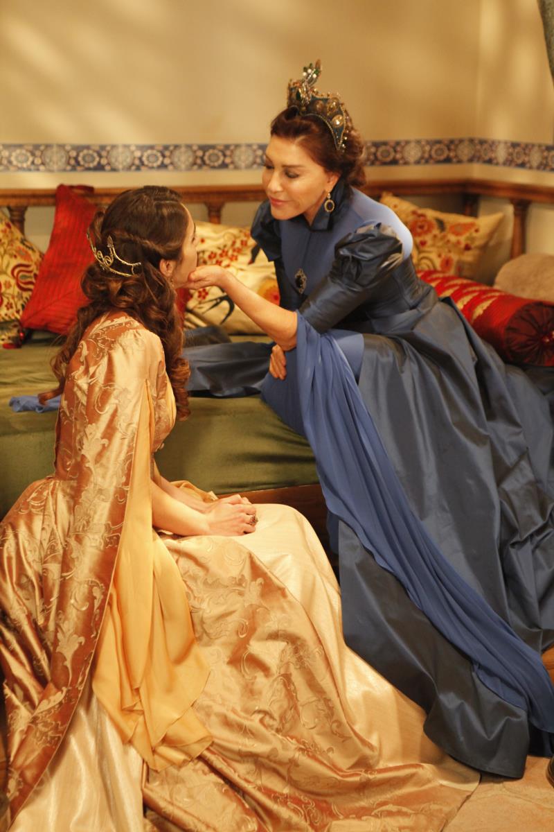 Nebahat Čehre kao majka sultanija i Nur Fetahoglu kao sultanija Mahidevran u seriji Sulejman Veličanstveni