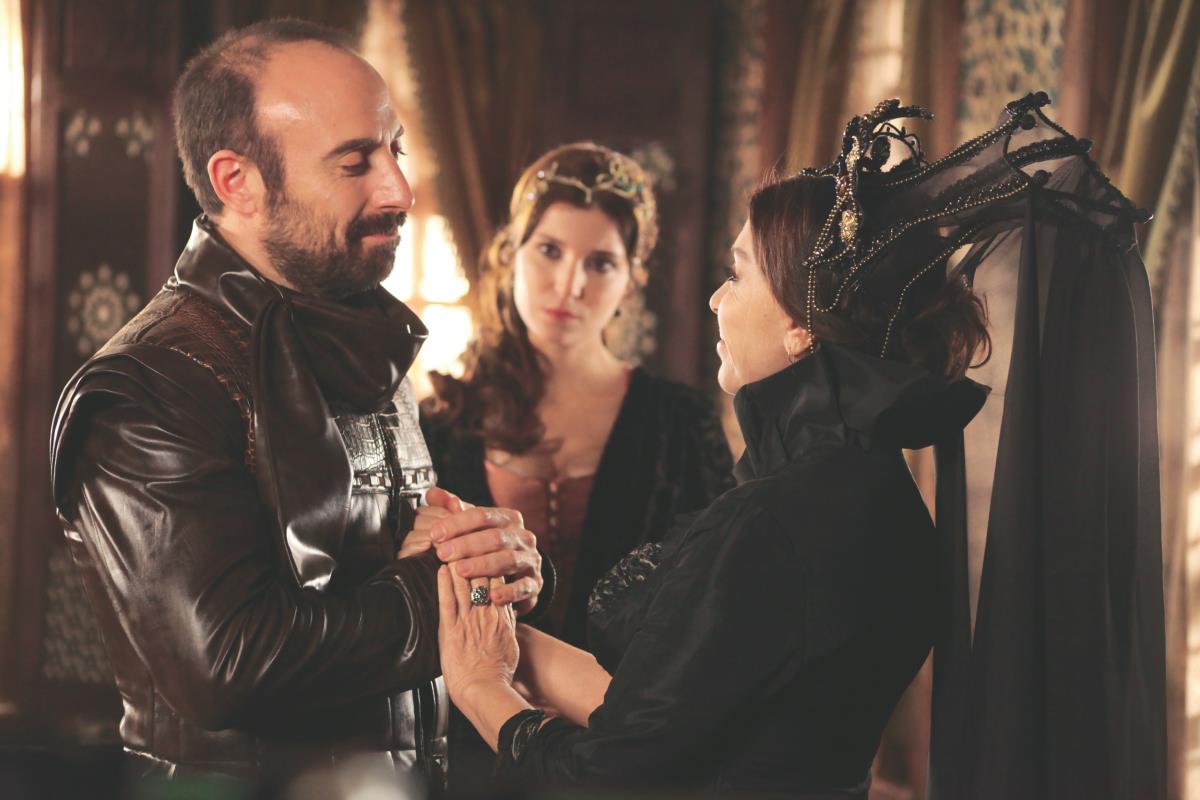 Nebahat Čehre, Halit Ergenč i Selma Ergeč kao majka sultanija, sultan Sulejman i sultanija Hatidže