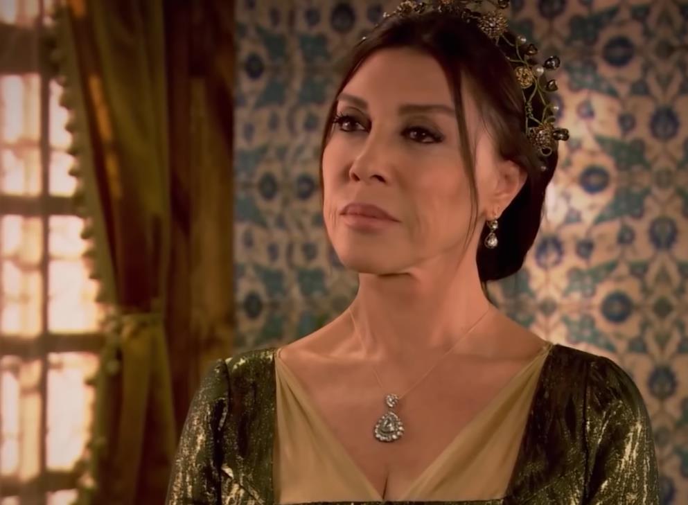 Nebahat Čehre kao majka sultanija u seriji Sulejman Veličanstveni
