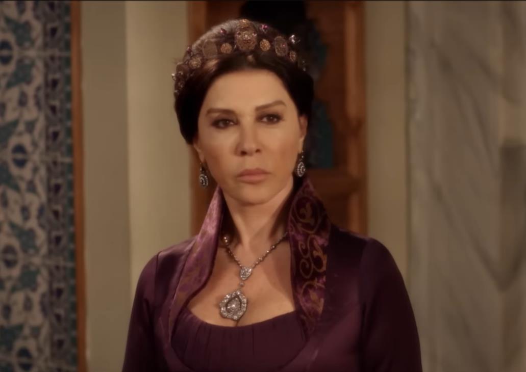 Nebahat Čehre kao majka sultanija u seriji Sulejman Veličanstveni