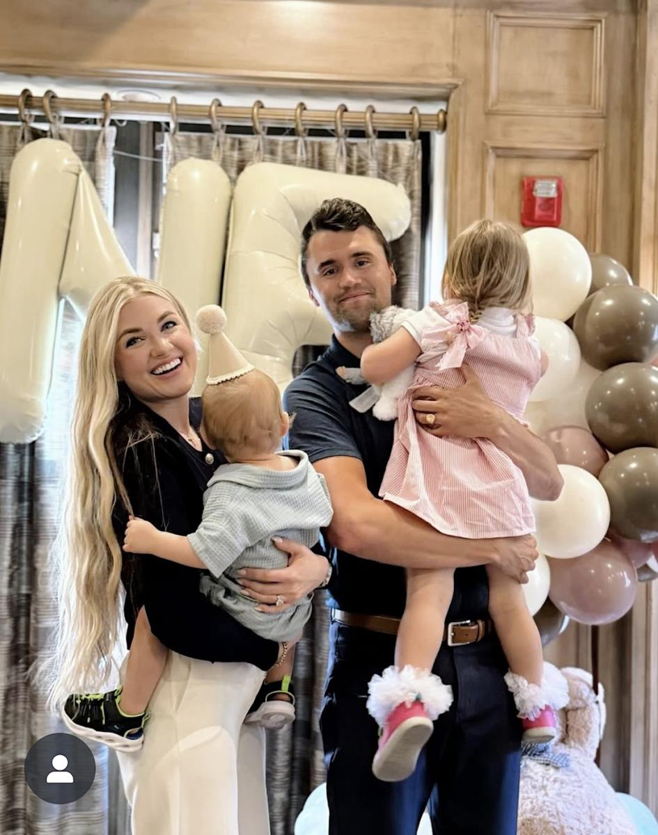 Erika i Čarli Kirk sa decom