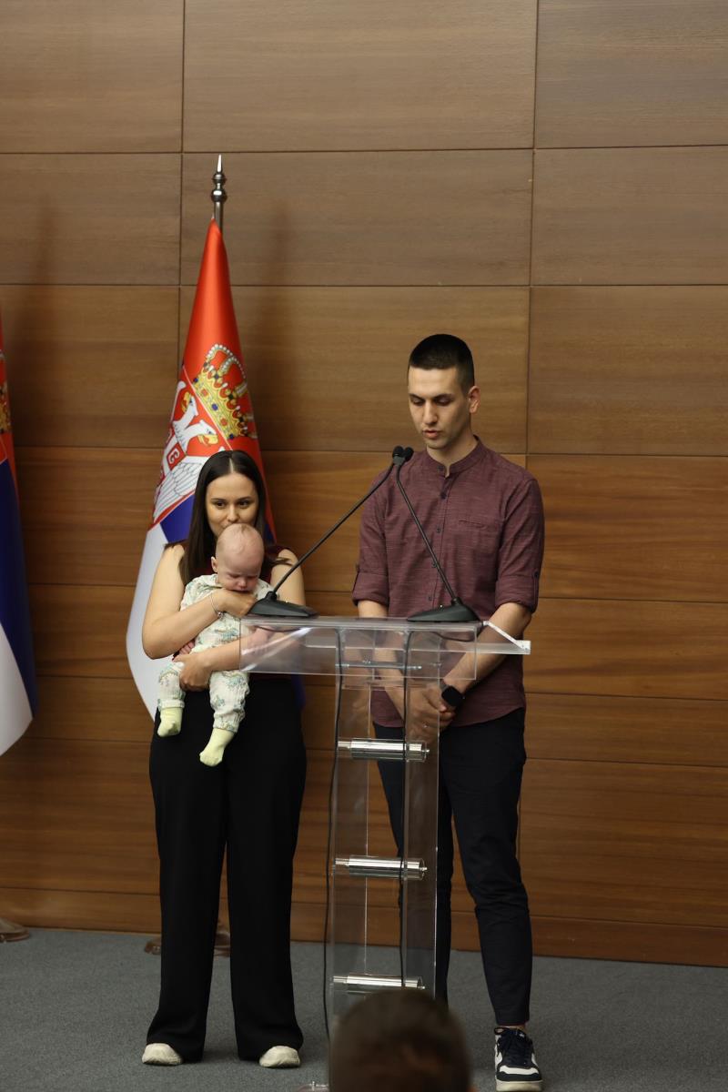 Luka Jovčić s porodicom