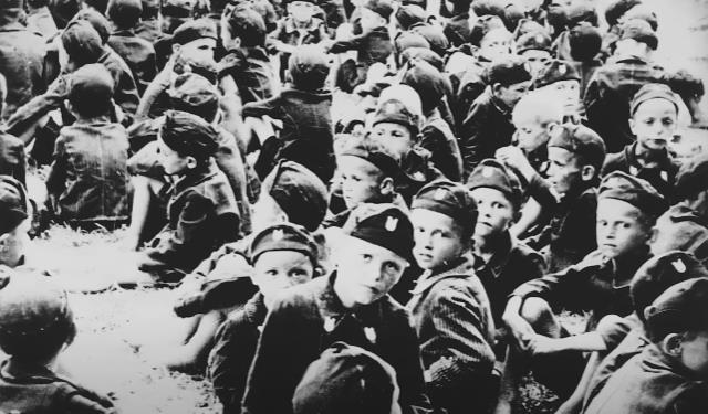 Srpska deca sa Kozare u logoru Stara Gradiška, podlogoru Jasenovca, obučena u ustaške uniforme