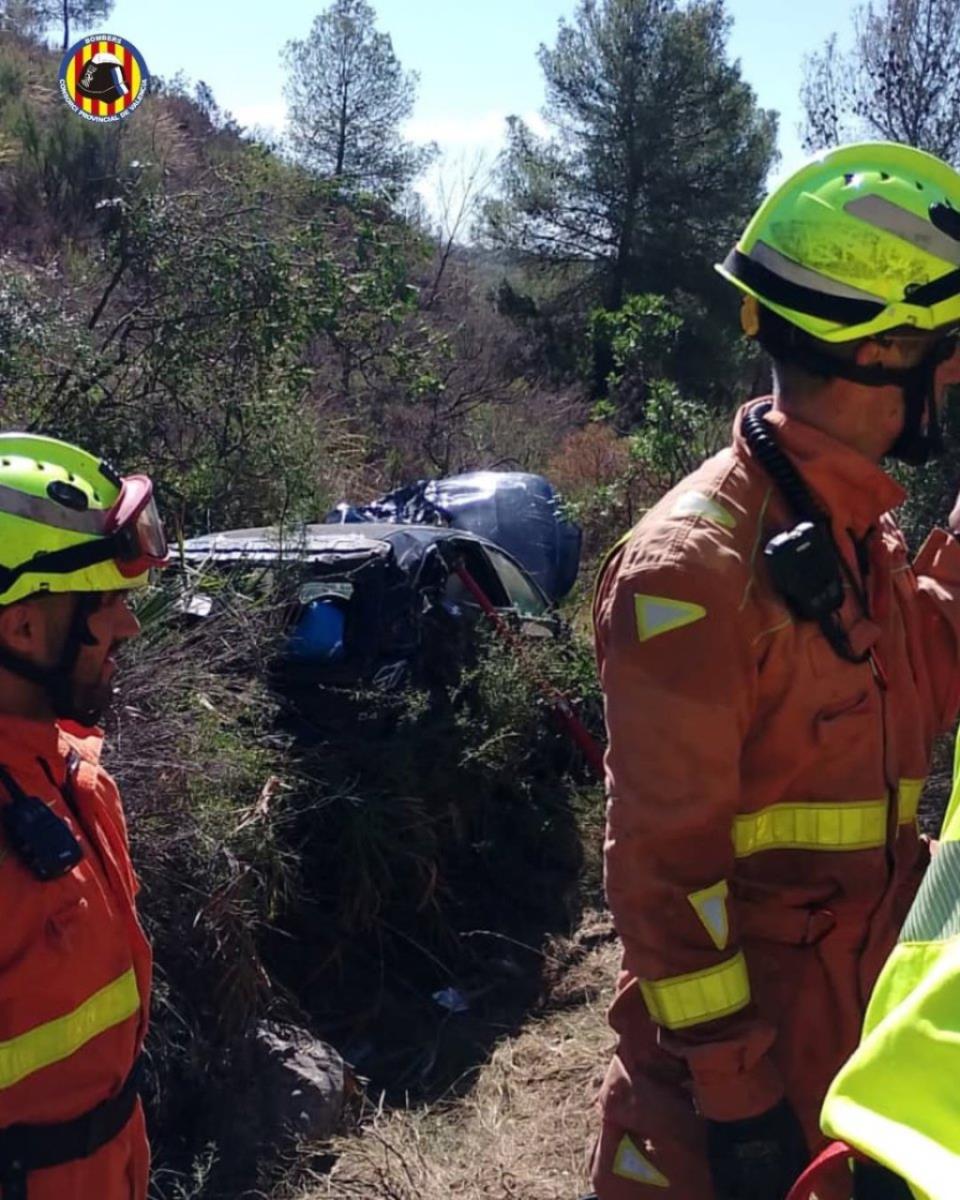 1232792_intervencio-de-at-bombersvalencia-hui-en-un-greu-accident-a-tous-on-un-cotxe-ha-caigut-per-un-ba-2_iff.jpg