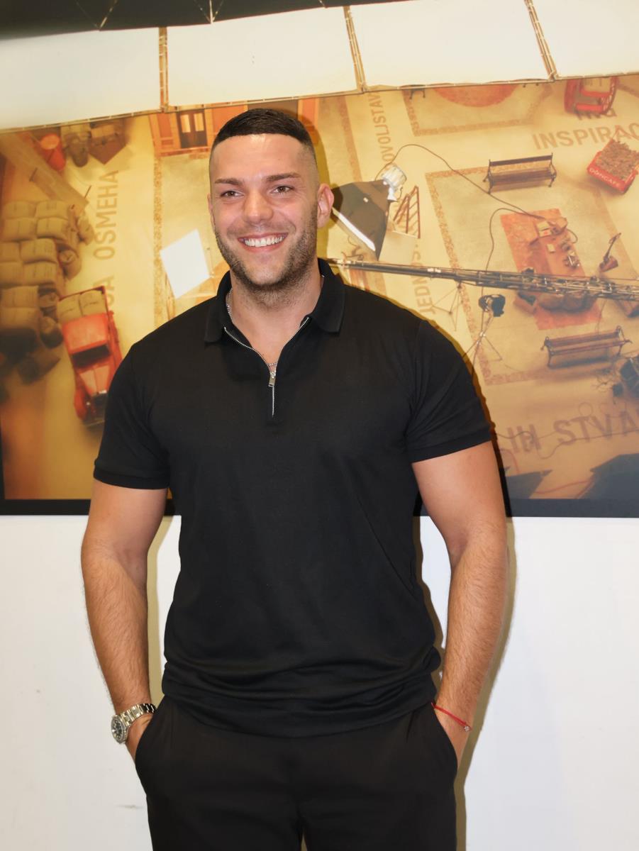 ANITA VEČERAS ULAZI U ELITU, A OVAKO JE IZGLEDAO JEZIVI RASKID ANĐELA I NJE! Svađali se, zvali policiju, lomili stvari... Prisetite se skandala godine