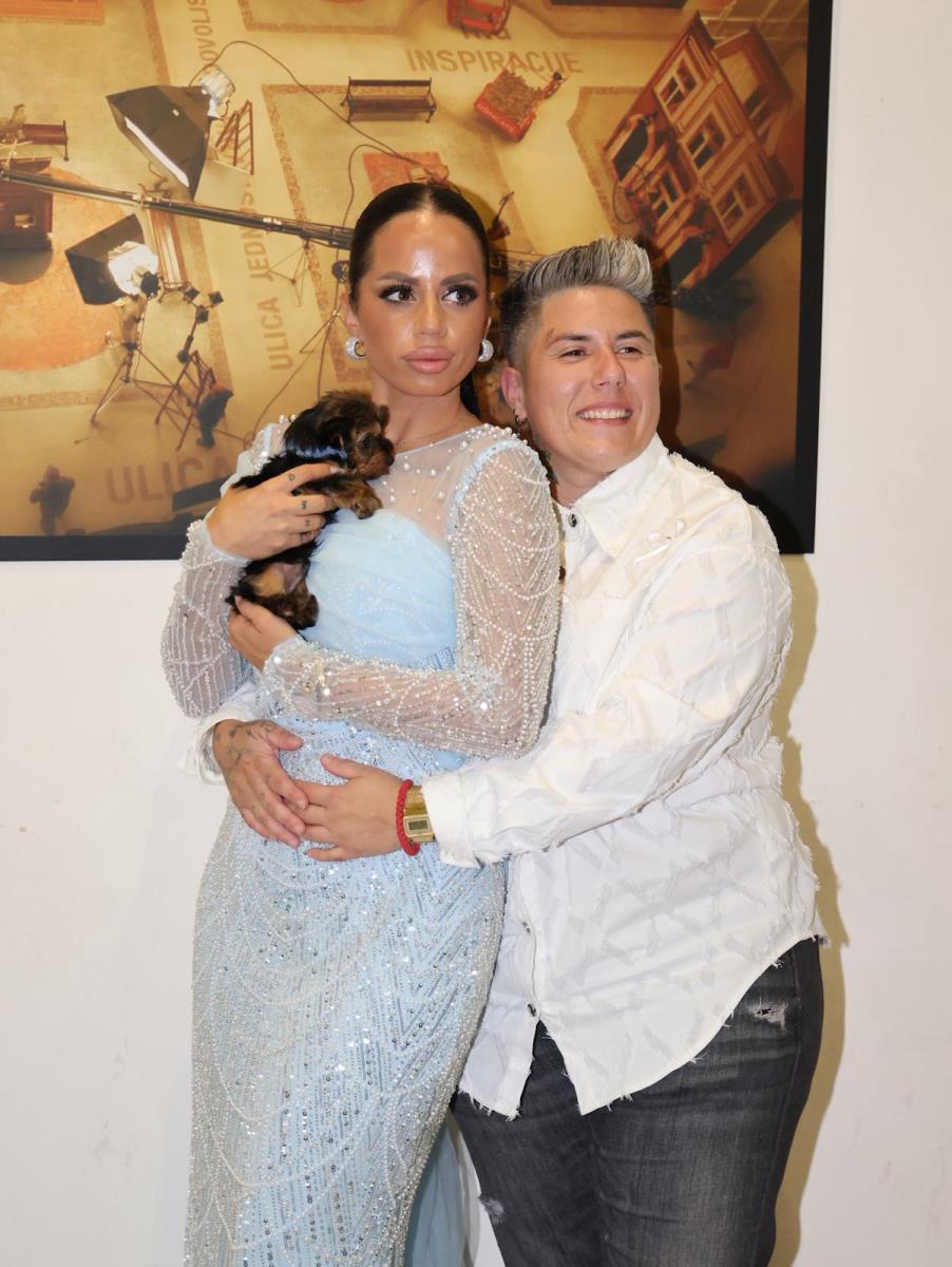 "BILA SAM SA UDATOM PEVAČICOM" Razotkrivena gej afera na estradi: Njen muž me je odveo na razgovor, čula sam da VIŠE NIJE ŽIVA...