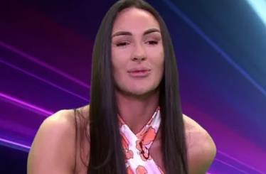 Voditeljka Dušica Jakovljević upravo je najavila i narednog takmičara prve grupe koji će ove noći ući u ''Elitu 9''. Naime reč je o Dušici Đokić koja ove sezone ulazi zbog slave i moći.