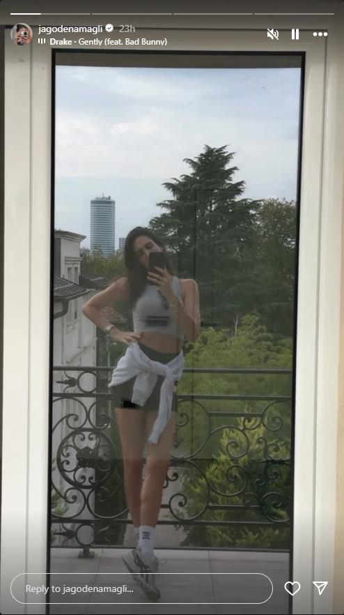 Jelisaveta Orašanin snima sebe u odrazu vrata.jpg