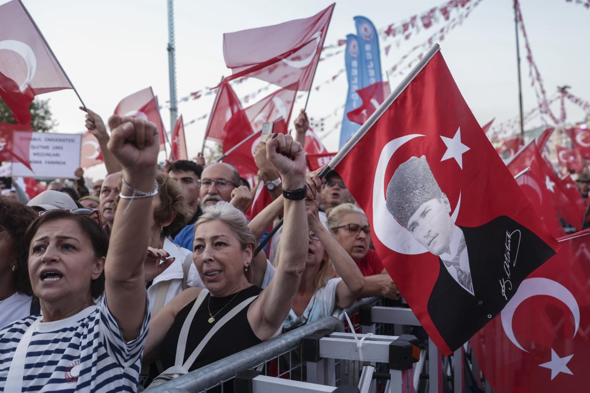 102 EPA Erdem Sahin.jpg