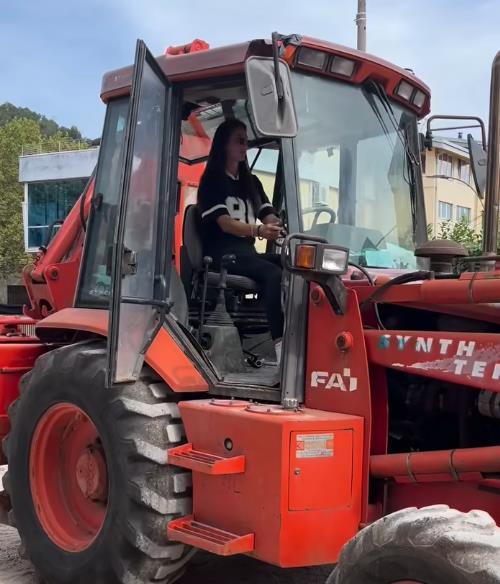 Vesna Milićević vozi bager