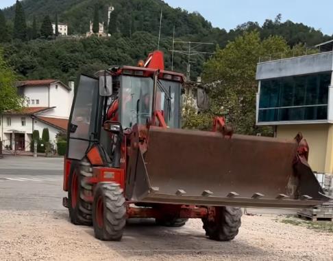 Vesna Milićević vozi bager