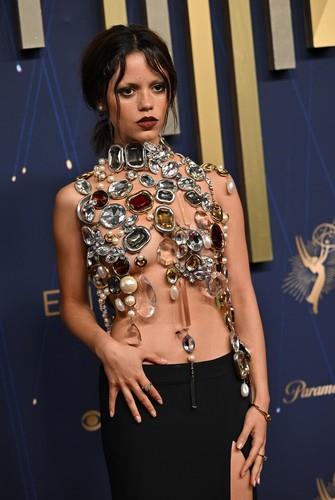 Džena Ortega u Givenchy kreaciji Sare Barton na crvenom tepihu dodele Gremi nagrada.