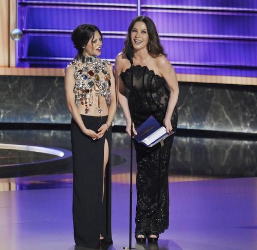 Džena Ortega u Givenchy kreaciji Sare Barton na crvenom tepihu dodele Gremi nagrada.