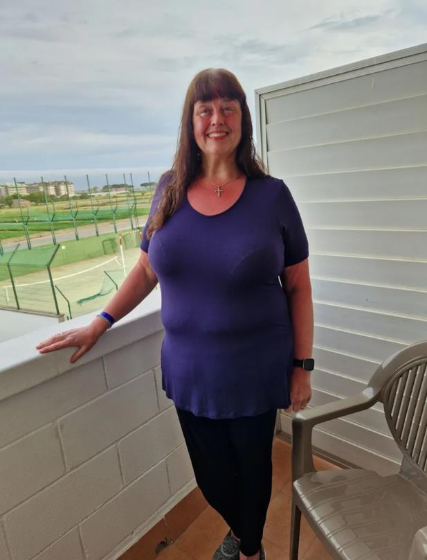 Šeron Pitketli pozira na terasi.jpg