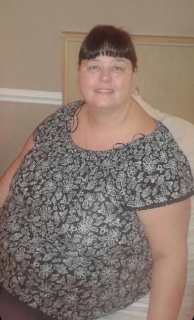 Šeron Pitketli sedi na krevetu.jpg