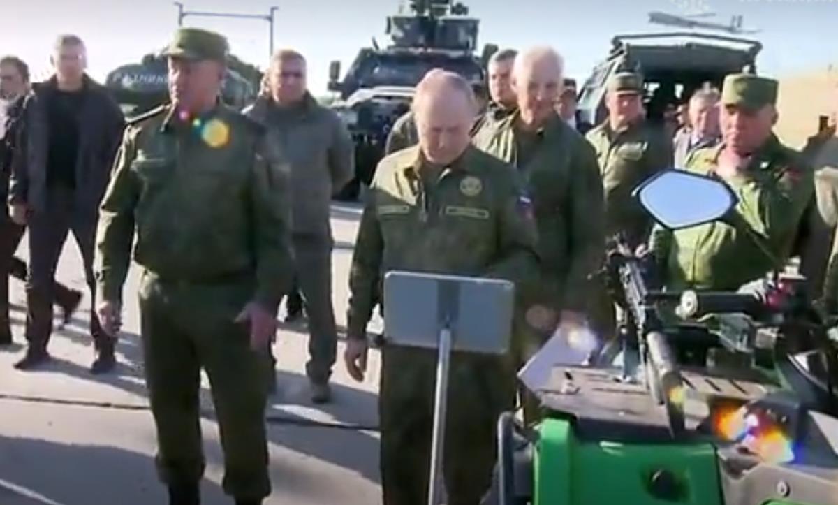 Vladimir Putin uniforma maskirna uniforma.jpg