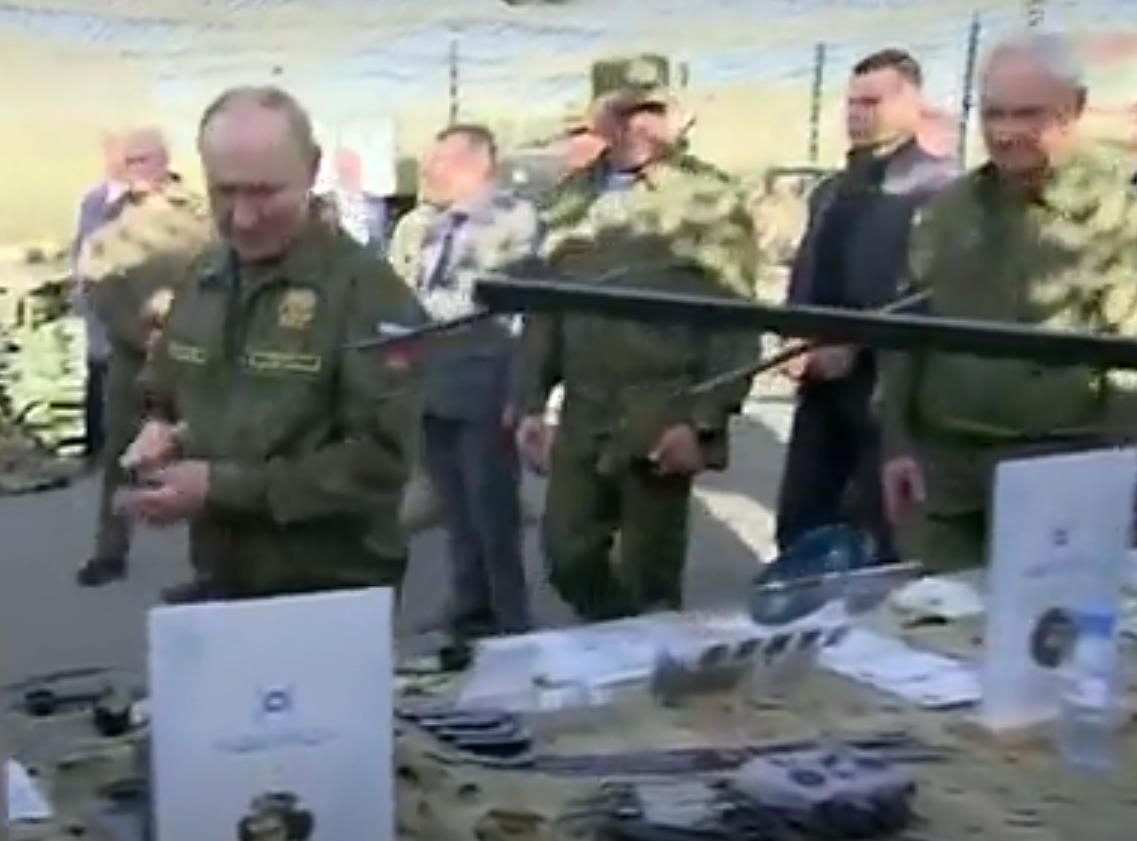 Vladimir Putin uniforma maskirna uniforma.jpg