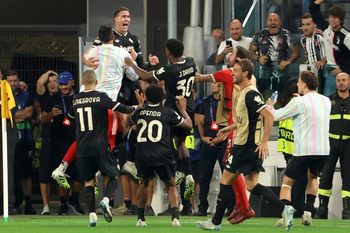 Vlahović slavi sa saigračima