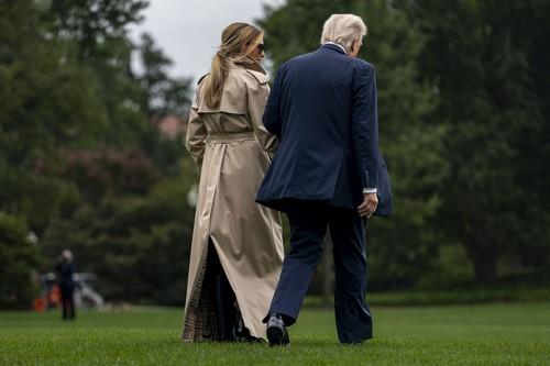 Melanija Tramp na aerodromu Stansted u Barberi kaputu