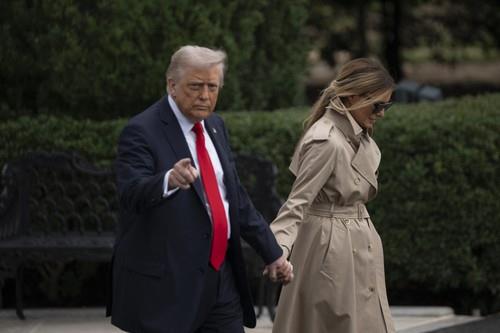 Melanija Tramp na aerodromu Stansted u Barberi kaputu
