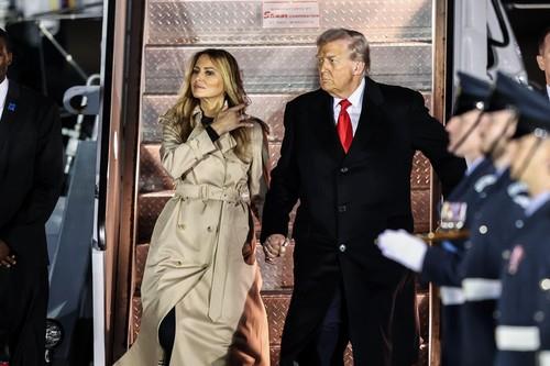 Melanija Tramp na aerodromu Stansted u Barberi kaputu