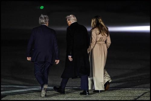Melanija Tramp na aerodromu Stansted u Barberi kaputu