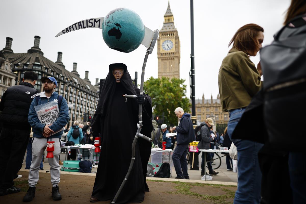 trump02 EPA Tolga Akmen.jpg