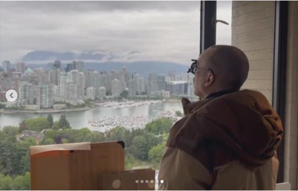 Brent Čepmen gleda kroz prozor.jpg