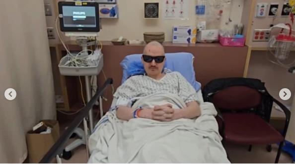 Brent Čepmen u bolničkom krevetu.jpg