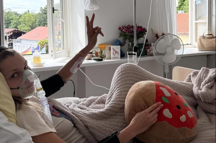 Bela Hadid ponovo u bolnici.jpg